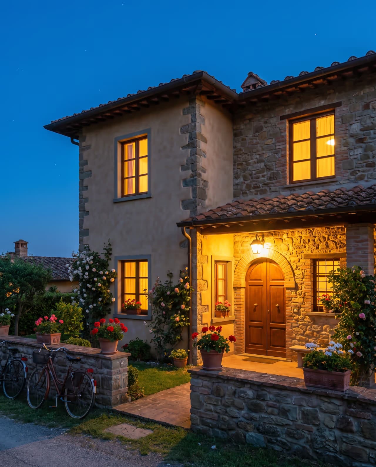 Casa di famiglia accogliente al crepuscolo con luci accese e giardino