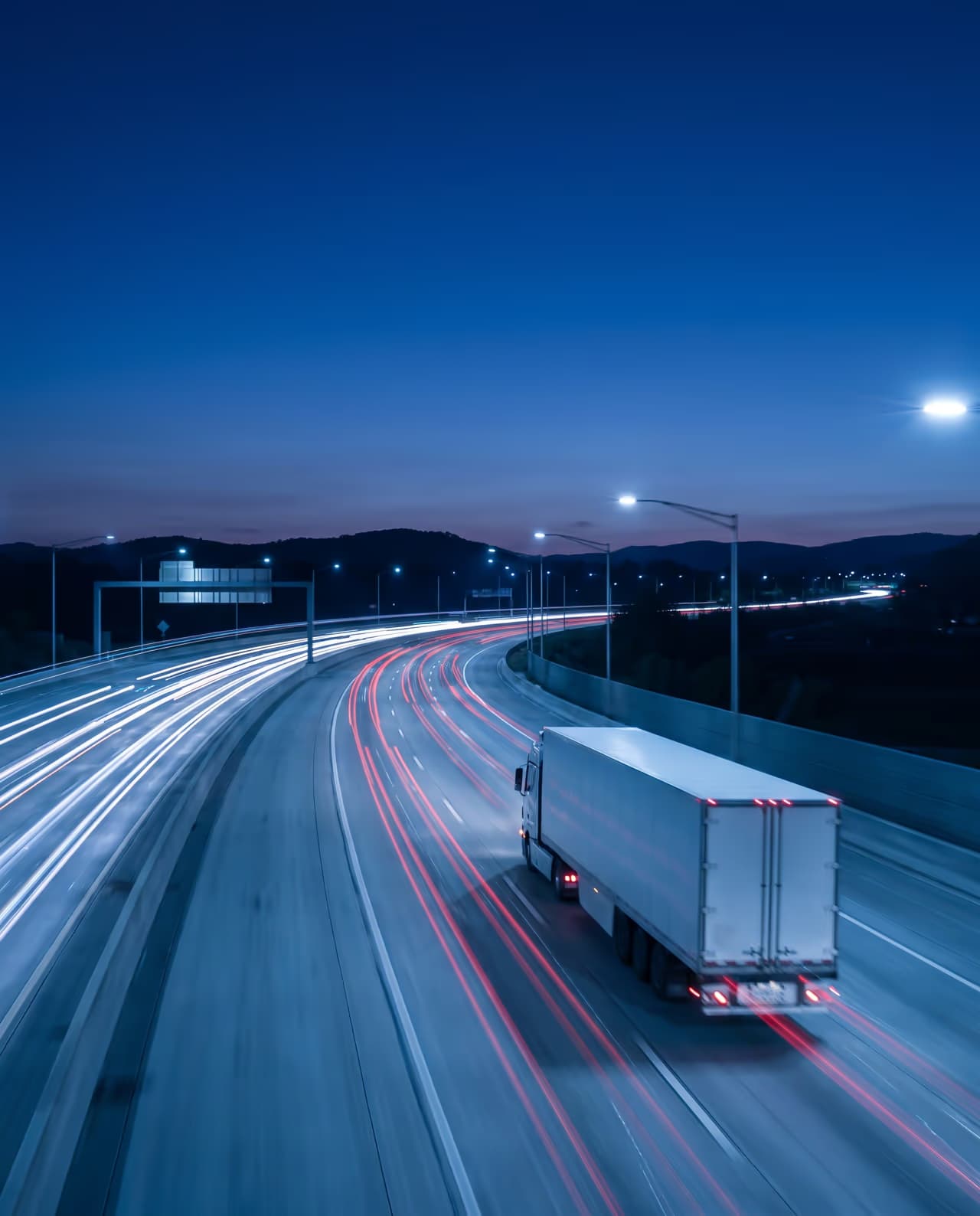 Camion in autostrada all'ora blu con scie luminose